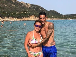 Angel Di Maria memilih berlibur di pantai bersama keluarganya. Di Maria memeluk sang istri Jorge Lina Cardoso. (Instagram @angeldimariajm)