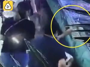 Nonton Hiu di Akuarium Terbuka, Bocah 6 Tahun Tiba-tiba Diserang
