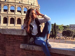 Foto: Travelingnya Model Cantik Pacar Valentino Rossi
