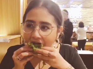 Duh, Lagi PMS Prilly Latuconsina Makan Ssambap Lahap Banget