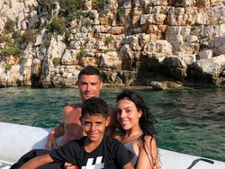 Ronaldo, Georgina, dan Cristiano Jr berada di perahu untuk menikmati indahnya laut di Yunani. (Instagram @Cristiano)