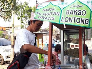 Dengar Azan, Penjual Bakso Gratis Langsung Tinggalkan Jualan Dengar Azan, Penjual Bakso Gratis Langsung Tinggalkan Jualan