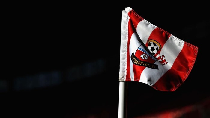 SOUTHAMPTON, ENGLAND - SEPTEMBER 23:  A corner flag is seen prior to the Premier League match between Southampton and Manchester United at St Marys Stadium on September 23, 2017 in Southampton, England.  (Photo by Dan Mullan/Getty Images)