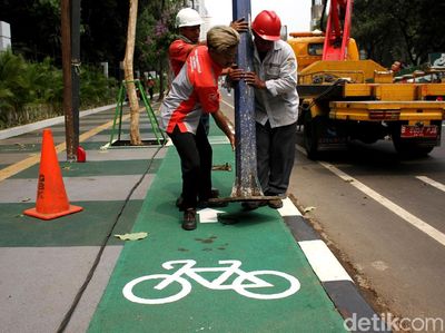 Tiang Lampu di Jalur Sepeda GBK Dicabut