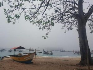 Kala Pantai Papuma Jember Berselimut Kabut