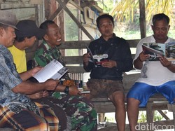 Berbekal Ransel, Pelda Jumadi Bikin Perpustakaan Keliling di Demak