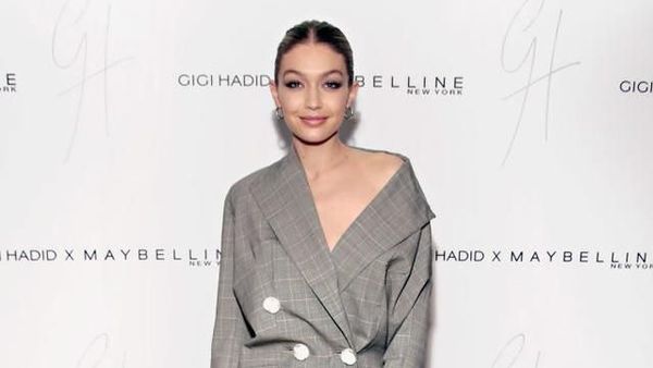 10 Gaya Mengejutkan Artis Hollywood, Pakai Baju Tanpa Celana