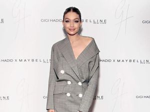 10 Gaya Mengejutkan Artis Hollywood, Pakai Baju Tanpa Celana