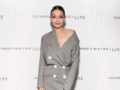 10 Gaya Mengejutkan Artis Hollywood, Pakai Baju Tanpa Celana