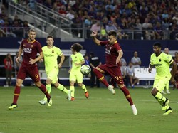 El Shaarawy berusaha mengontrol bola. Dalam pertandingan ini, pemain bernomor punggung 92 itu berhasil membobol gawang Barca di menit ke-35. Kevin Jairaj-USA Today Sport/Reuters.