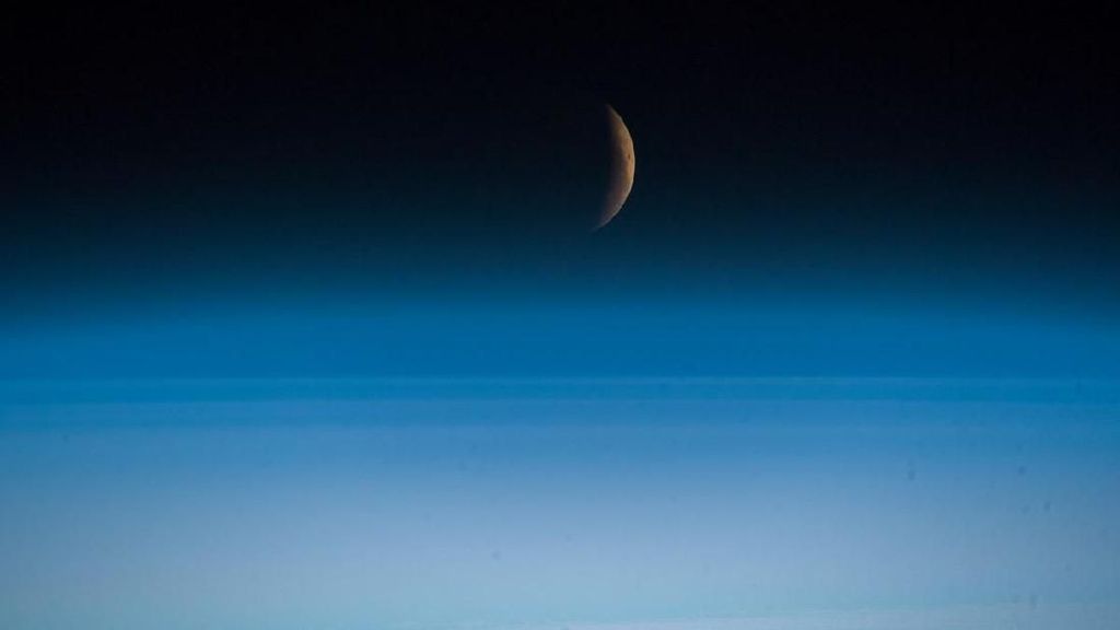 Penampakan Gerhana Bulan dari Luar Angkasa