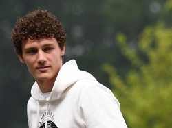 Stok Bek Melimpah, Bayern Tidak Butuh Pavard