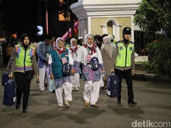 Dari Jualan Lontong Tahu, Nenek Sukartini Bisa Naik Haji