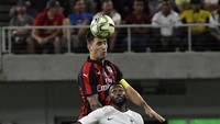 NKoudou berebut bola dengan Romagnoli. Dalam pertandingan ini NKoudou berhasil membobol gawang Milan di menit ke-47. Getty Images/Jules Ameel.