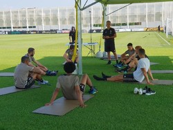 Latihan dipimpin oleh salah satu asisten Massimiliano Allegri, yakni Aldo Dolcetti, plus seorang pelatih kebugaran. Foto: Twitter @juventusfc