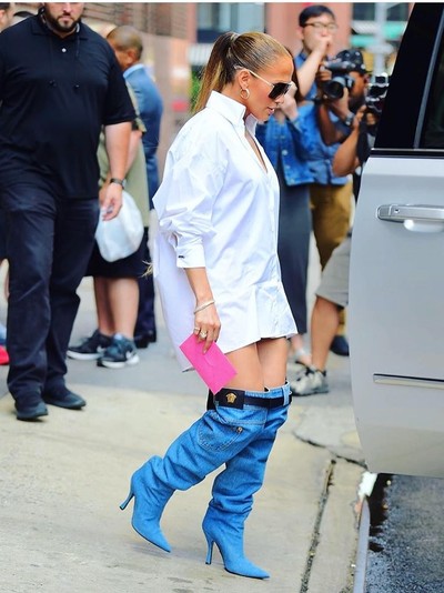 Gaya Jennifer Lopez pakai kemeja tanpa celana. Foto: Instagram Gaya Jennifer Lopez pakai kemeja tanpa celana. Foto: Instagram