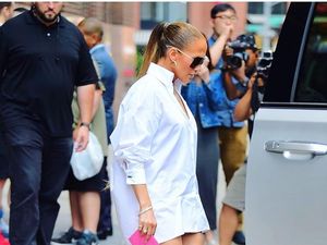 Viral, Foto Kocak Pria Tiru Gaya Jennifer Lopez Pakai Kemeja Tanpa Celana