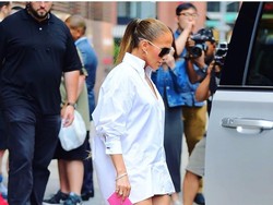 Penampilan Seksi Jennifer Lopez Pakai Kemeja Tanpa Celana