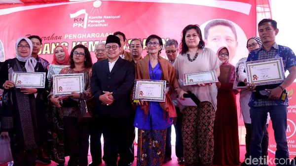 Aksi Cak Imin Beri Penghargaan untuk Para Pejuang Kemanusiaan