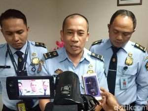 Turis Inggris Penampar Petugas Imigrasi Ngurah Rai Ditahan Polisi Turis Inggris Penampar Petugas Imigrasi Ngurah Rai Ditahan Polisi