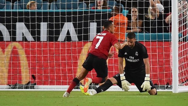 Alexis Sanchez cetak gol pembuka Man United ke gawang Real Madrid dalam laga pramusim ICC 2018.