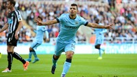 Newcastle United kembali menjadi lawan pertama City pada laga pembuka Premier League 2014/2015. Dalam laga tanggal 17 Agustus 2014 di St James Park itu, Aguero mencetak gol di injury time dalam kemenangan 2-0. (Foto: Jamie McDonald/Getty Images)