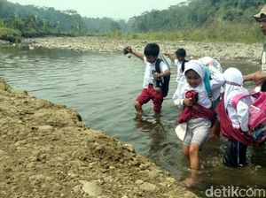 Demi Sekolah, Pelajar Sukabumi Nekat Terobos Sungai