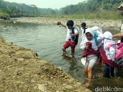 Demi Sekolah, Pelajar Sukabumi Nekat Terobos Sungai
