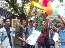 Gambar Anies, AHY, hingga Puan Maharani Terbang dari KPU