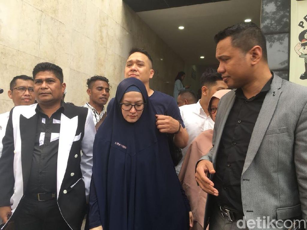 Diperiksa di Kejari Bekasi, Lyra Virna Tak Ditahan Diperiksa di Kejari Bekasi, Lyra Virna Tak Ditahan
