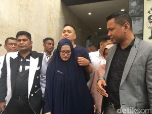 Diperiksa di Kejari Bekasi, Lyra Virna Tak Ditahan Diperiksa di Kejari Bekasi, Lyra Virna Tak Ditahan