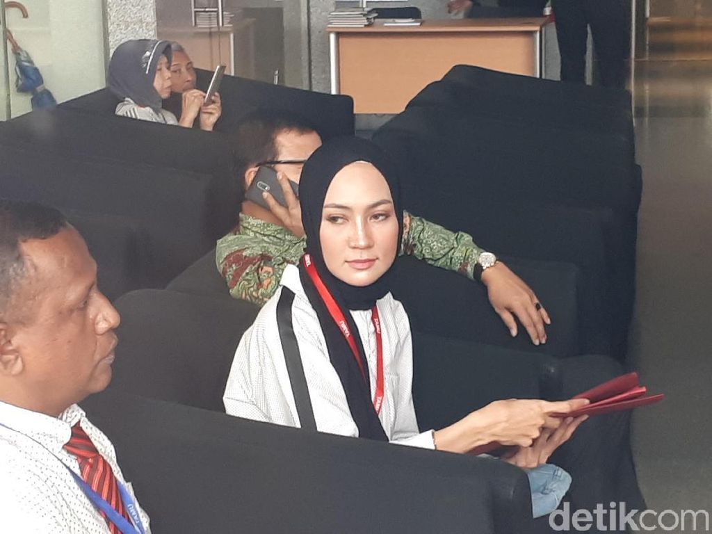 Steffy Burase Sambangi KPK Setelah Sempat Absen dari Panggilan Steffy Burase Sambangi KPK Setelah Sempat Absen dari Panggilan