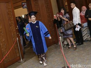 Melihat Prosesi Wisuda S2 Ashanty