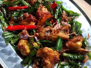 Harum Berempah Ayam Tangkap Plus Nasi Putih Enak Buat Makan Siang