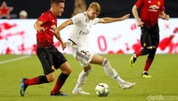 Ander Herrera berebut bola dengan Martin Odegaard. Dalam pertandingan ini, Herrera menyumbangkan satu gol untuk MU di menit ke-27. Reuters/Andrew Innerarity.