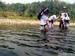 Pelajar Sukabumi Terobos Sungai, Warga Berharap Ada Jembatan Pelajar Sukabumi Terobos Sungai, Warga Berharap Ada Jembatan