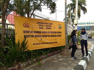 Ganjil-Genap di Pondok Indah, Pelanggar Cuma Kena Teguran Ganjil-Genap di Pondok Indah, Pelanggar Cuma Kena Teguran