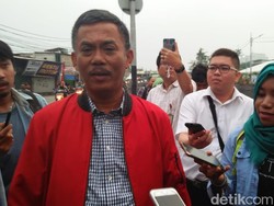 Uji Bau, Ketua DPRD DKI Makan Tongseng di Pinggir Kali Item