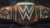 Cleveland Cavaliers juga dapat sabuk juara dari Triple H setelah menjadi kampiun NBA pada Juni 2016. (Foto: Twitter @TripleH)