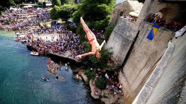 Lompat dari Jembatan, Menantang Diri Dewasa ala Bosnia