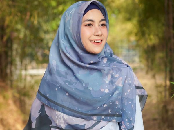 Cantik dan Muda, Ini Beda Gaya Anisa Eks Cherrybelle dan Nissa Sabyan