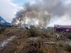 Atapnya Hancur, Ini Pesawat Meksiko yang Kecelakaan Saat Lepas Landas