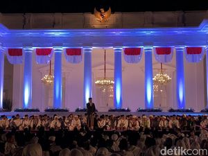 Lesehan di Halaman Istana, Jokowi-JK Diapit Ulama Berzikir dan Doa Lesehan di Halaman Istana, Jokowi-JK Diapit Ulama Berzikir dan Doa