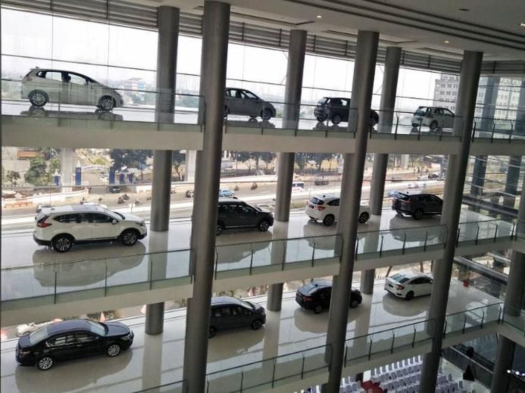 Jangan Heran, Begini Cara Masukkan Mobil ke Lantai Atas Dealer Jangan Heran, Begini Cara Masukkan Mobil ke Lantai Atas Dealer