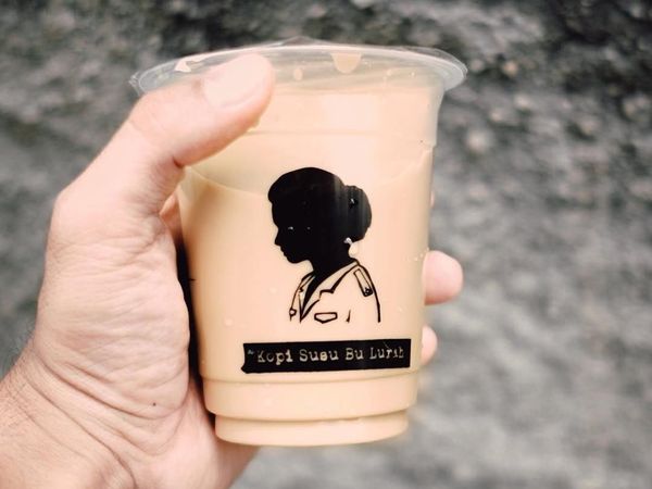 Slurpp! Segar Manis 15 Es Kopi Susu Ada di Sini