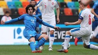 Sandro Tonali disebut-sebut sebagai The Next Andrea Pirlo. Cara bermainnya mirip dengan Pirlo, di posisi yang sama. Tonali juga dididik klub yang sama dengan Pirlo, Brescia. (Foto: Gabriele Maltinti/Getty Images)