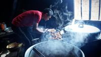 Sekarang Sudah Jago Masak, Ini Aksi Bambang Pamungkas Saat Jadi Chef