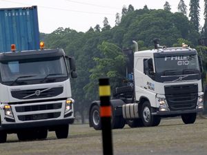 Tantangan Mengemudikan Truk Volvo Tantangan Mengemudikan Truk Volvo