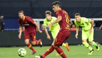Di menit ke-86, Roma mendapat hadiah penalti. Wasit menunjuk titik putih setelah Patrik Schick dijatuhkan oleh Chumi. Perotti dengan tenang mengeksekusi penalti untuk membawa Roma menang 4-2. Kevin Jairaj-USA Today Sport/Reuters.