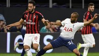 Milan yang menurunkan sejumlah besar pemain intinya, banyak mengancam lewat umpan-umpan silang ke kotak penalti Tottenham. Getty Images/Jules Ameel.